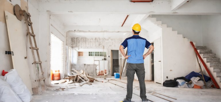 UMOWY O REMONT – USŁUGĘ WYKOŃCZENIA WNĘTRZ CZĘSTO STAWIAJĄ NAS POD PRZYSŁOWIOWĄ ŚCIANĄ