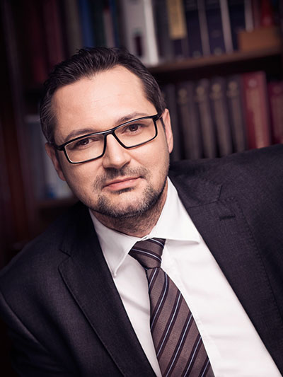 Prawnik z Katowic omawiający z klientem porady prawne na Śląsku